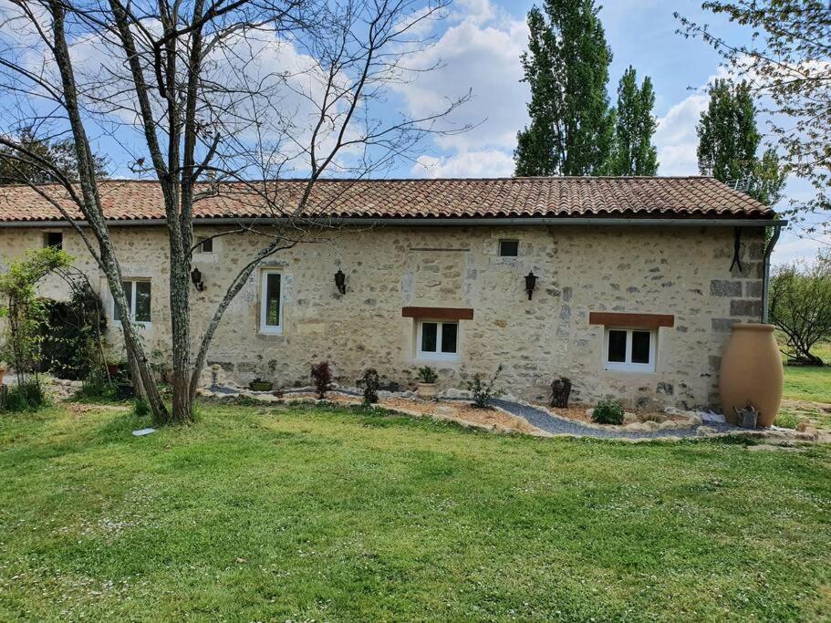 Gite Spacieux - 3 Chambres - Calme Et Charmant Cubnezais Exterior photo